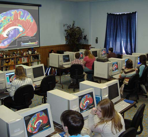 Il sistema di videoconferenza Il sistema di videoconferenza è un innovativo strumento tecnologico di distance learning in grado di organizzare sessioni multimediali attraverso la rete Internet e