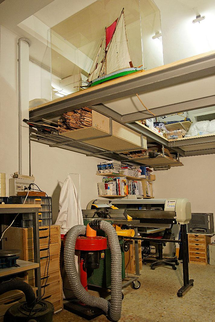 Il mio Atelier Partendo dal fondo del locale troviamo sulla sinistra l angolo del computer, le stampanti, gli scanner e il plotter per