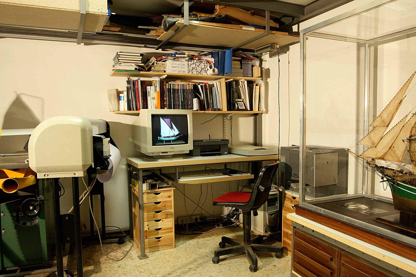 L angolo del computer, sulla destra c è il plotter, si vede il monitor con il modello della Tartana, sul lato sinistro la stampante