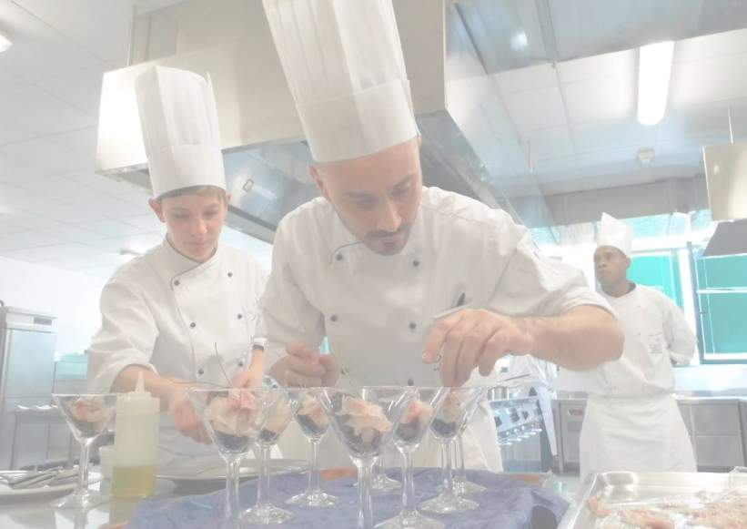 OPPORTUNITA DI LAVORO Il settore della ristorazione in Italia conta più di 320.