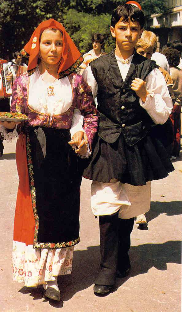 Baunei Attualmente il gruppo folcloristico adotta un costume femminile che ha come colori predominanti il rosso, il nero, il lillà, ed è confezionato principalmente con panno e lampazzo.