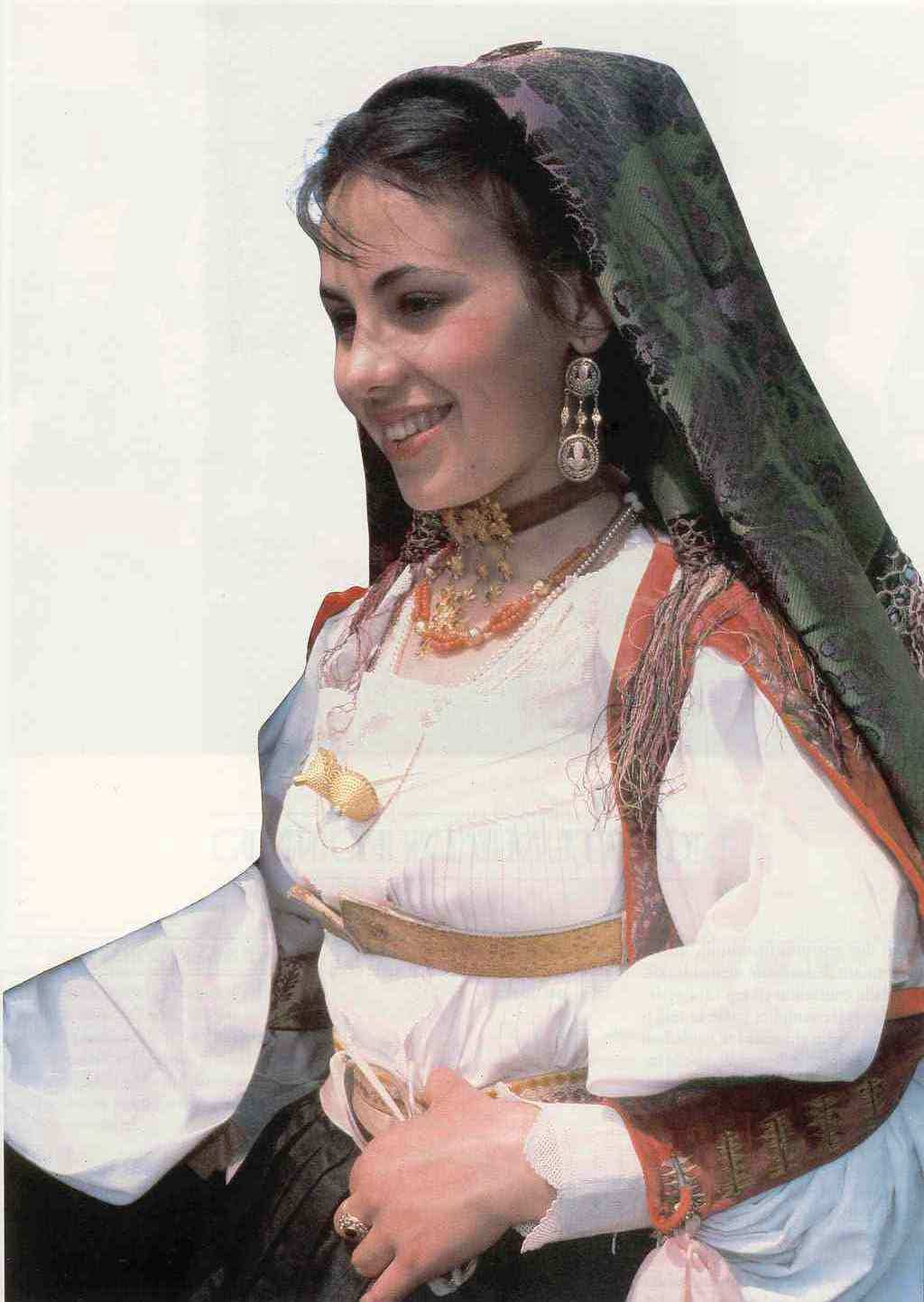 Dorgali Il particolare che caratterizza principalmente le donne dorgalesi che ancor oggi indossano il costume, è la loro pettinatura sos cuccos: i capelli vengono divisi in quattro parti con la riga