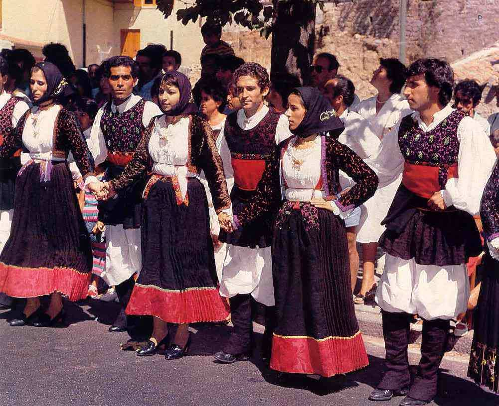 Galtellì Le donne indossano sul capo un piccolo fazzoletto di tibet, in uso da un centinaio di anni; la gonna è d'orbace marrone con balza di raso rosso; la