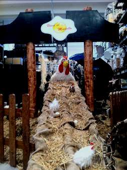 UOVA AL MARTELLO Uno dei giochi più divertenti sul mercato. Una esilarante gallina cova delle speciali uova (palline bianche) che i parteipanti dovrano riuscire a schiacciare con lo speciale martello.