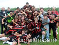 Da www.acmilan.com BERRETTI TRICOLORE! 31/05/2009 10.00.00 Giovani milanisti campioni d'italia: la squadra Berretti batte la Juve anche nella gara di ritorno e conquista il tricolore.