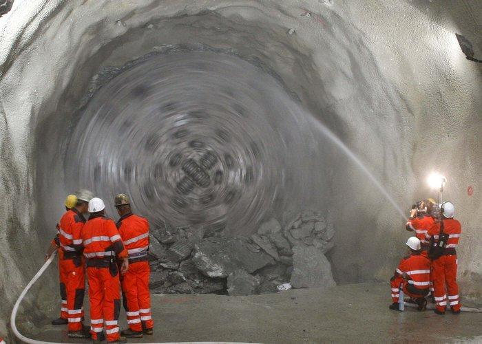 EVOLUZIONE DELL ASSE DEL GOTTARDO: TUNNEL DI BASE DEL GOTTARDO E DEL CENERI?