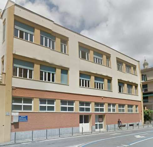 CASO DI STUDIO Analisi di vulnerabilità di un edificio misto muratura c.a. situato in Liguria CASO DI STUDIO: Edificio a destinazione mista risalente ai primi anni 50 CARATTERISTICHE PECULIARI: o n.