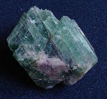 Clivagggio Fluorite verde con clivaggio prominente Il clivaggio (dal francese clivage, derivato dall olandese klieven fendere ) è la naturale tendenza di determinate strutture a separarsi, per la