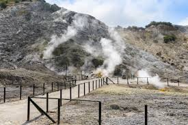 e zone soggette ad un vulcanismo di tipo secondario (fumarole, sorgenti termali,bradisismo ). La storia eruttiva dei Campi Flegrei è dominata dalle eruzioni dell`ignimbrite Campana, circa 39.