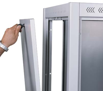 Possibilità di installazione della porta su tutti i lati e spostamento anche dopo cablaggio. Porta posteriore A filo armadio, in lamiera d'acciaio, spessore 0,8 oppure 1 mm.
