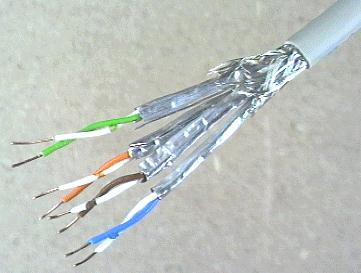 pettinatura dei singoli conduttori interni al cavo, secondo lo standard TIA/EIA utilizzato; 4. rifilatura dei conduttori interni in funzione del connettore utilizzato.