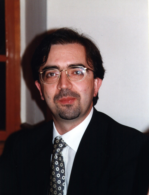 Angelo Gubbini Direttore Nato a Foligno nel 1963, ha svolto gli studi musicali presso il Conservatorio Morlacchi di Perugia, diplomandosi in pianoforte con Eugenio De Rosa, in canto corale e