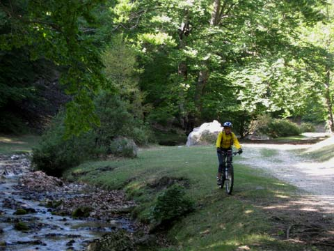 A valle di Trevi nel Lazio, il fiume scorre in una valle incassata, poi dopo Subiaco si allarga ricevendo tributi dalle importanti sorgenti nella zona di Agosta, quali L Acqua Marcia e l Acqua