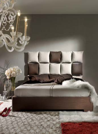 Glamour and fashion are highlighted by this composition of a Pixel headboard with quilted cushions and an elegant canaletto walnut Low bed