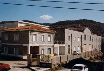 Produce i vini: Terra Nova (Bianco secco), Barberino Rosè (Rosato frizzante), Saccàia (Rosso) -Cantina Sociale di Marrùbiu Isola dei Quattro Mori = Marrubiu, fondata nel 1957. S.S. 126 Km 117 - Tel.