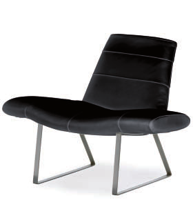 Mies Design Roberto Semprini Poltrona rivestita in pelle dalle linee eleganti.