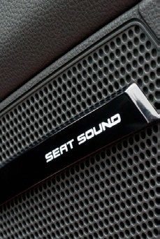 L impianto audio SEAT Sound System è dotato di un amplificatore a 6 canali che emette 135 watts attraverso 9 speaker e 1 subwoofer.