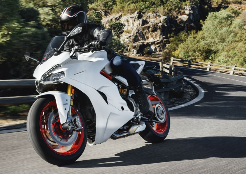 Da vera sportiva Ducati, la SuperSport è dotata di forcellone monobraccio in alluminio e sospensioni ampiamente regolabili, con una forcella Marzocchi da 43 mm e un mono-ammortizzatore Sachs.