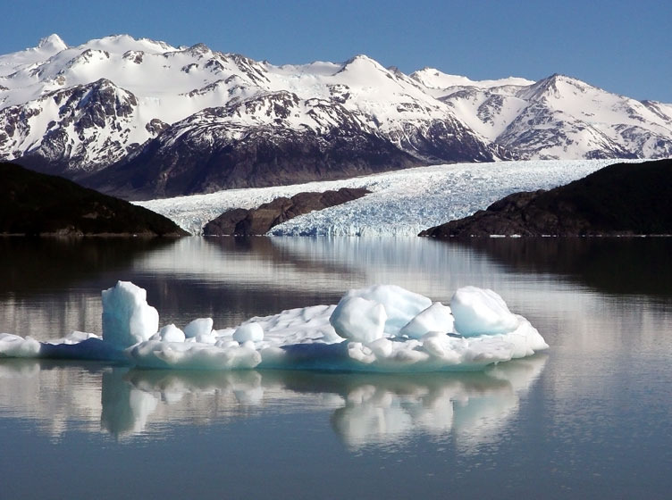 staccano enormi pezzi di ghiaccio che si schiantano nell acqua. Uno spettacolo indimenticabile! Rientro in albergo. Pernottamento. 17 giorno : EL CALAFATE BARILOCHE (B/-/-) Prima colazione.