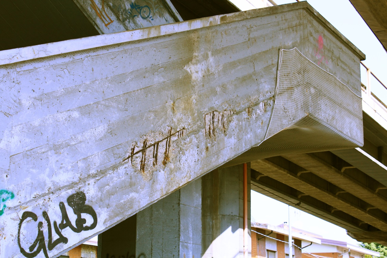 della sede ferroviaria a lato della