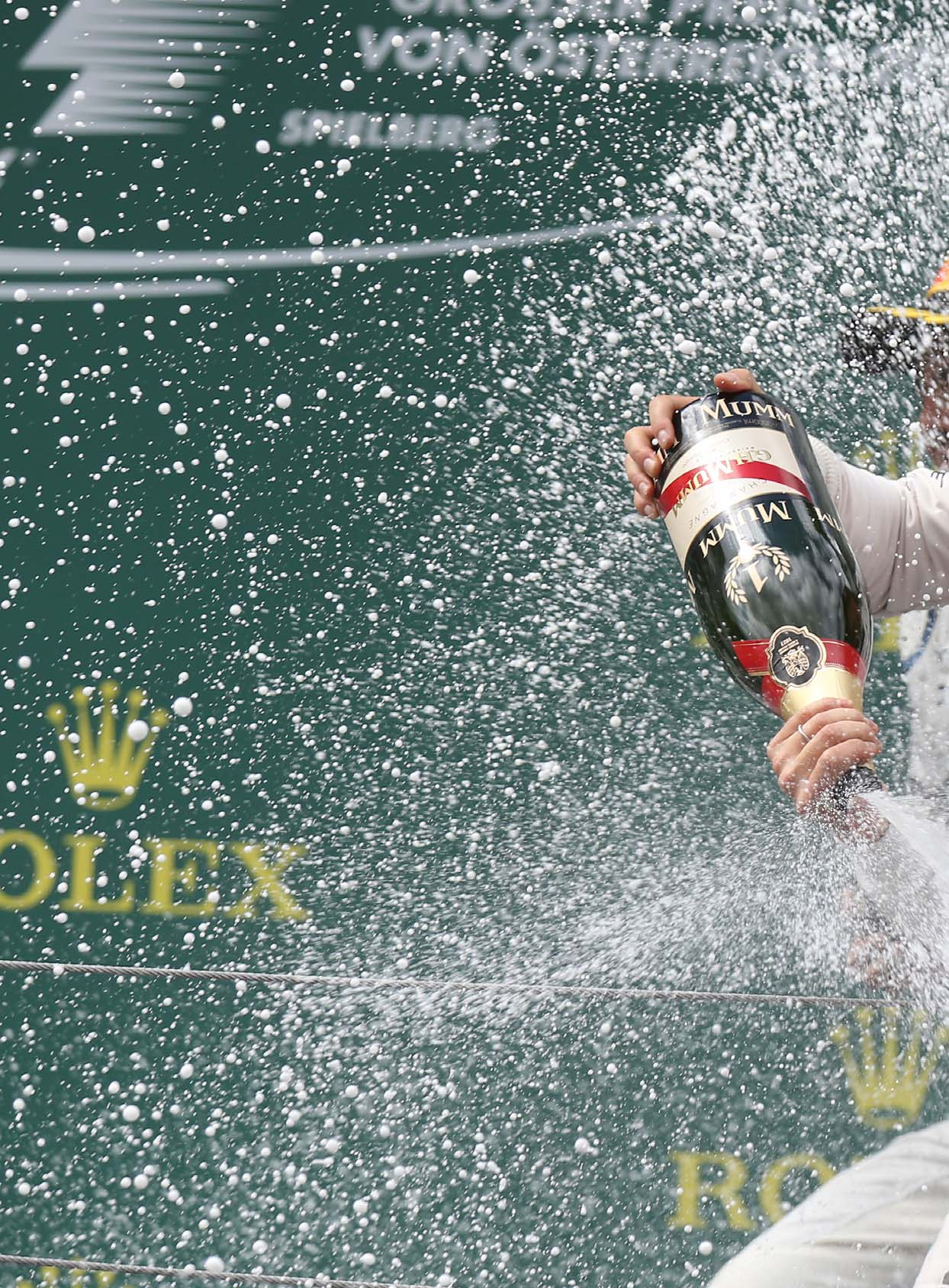 GP AUSTRIA Le classifiche L'ORDINE DI ARRIVO DOMENICA 21 GIUGNO 2015 1 - Nico Rosberg (Mercedes W06) - 71 giri in 1 30 16 930 2 - Lewis Hamilton (Mercedes W06) - 8 800 3 - Felipe Massa (Williams