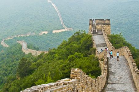 corre sul muro. Successivamente, dopo la seconda colazione, Rientro a Pechino e visita di Hutong il quartiere tradizionale cinese.