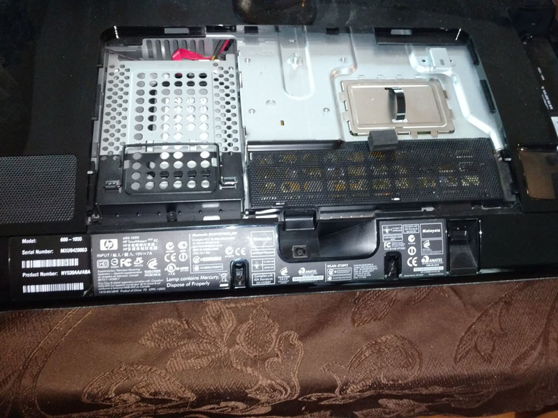 Dopo aver preso il PC spento il montaggio a parete e la posa in piano sul tavolo ho dovuto togliere la vite centrale che avrebbe permesso il