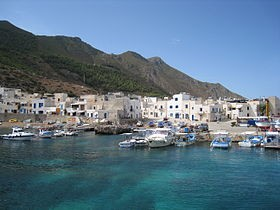 Consigli Utili Universalmente conosciuta come la Perla del Mediterraneo, per la bellezza dei suoi fondali e per lo splendore del suo cielo, Marettimo è ricca di grotte ed anfratti dove la natura