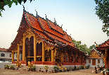 Visita alla città, inclusi il Museo Nazionale, un tempo palazzo reale e residenza degli ultimi regnanti di Luang Prabang.