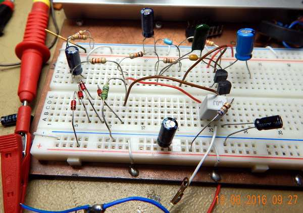 Il microfono è normalmente disinserito dal pulsante PTT che va premuto per parlare. La cornetta originale è collegata in questo modo, veniva utilizzata nei ponti radio a 450 MHz.