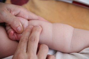 il pollice sul dorso della mano, a metà del margine radiale del secondo metacarpo (il punto si trova facilmente, accostando pollice e indice, sulla prominenza del muscolo alla