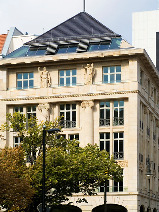 Palazzo Italia è situato nel centro della città, non lontano dalla Porta di Brandeburgo, in Unter den Linden 10, all'angolo di Charlottenstrasse Questo edificio storico, da sempre molto amato dagli