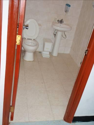 Il bagno della palestra presenta ampi spazi, con porta larga 64 cm e con un