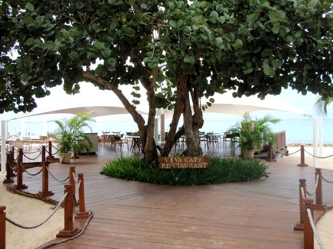 Il ristorante Viva Cafè si trova direttamente sulla spiaggia.