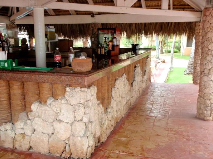 Il bar El Trago si trova a lato della piscina che porta lo stesso nome, ha il bancone alto 110 cm e non ha