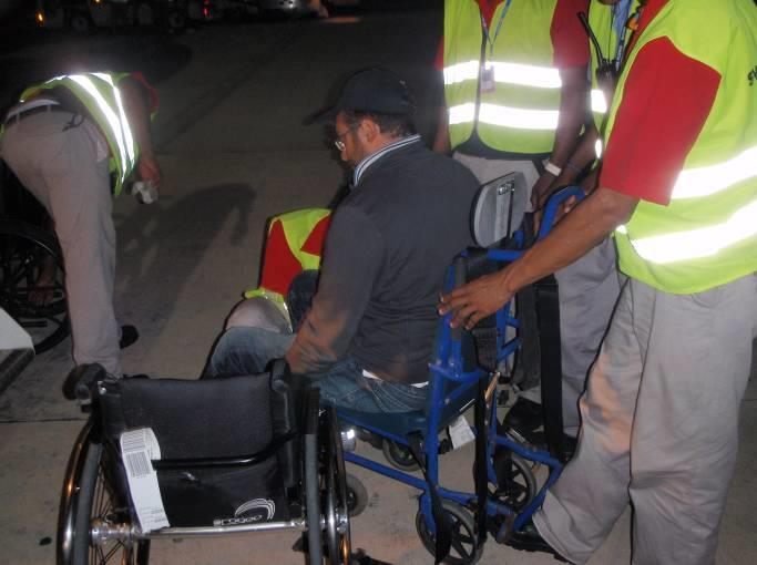 All arrivo all aeroporto le persone in sedia a rotelle vengono fatti salire o