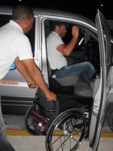 Il pullman che provvede al trasporto collettivo di tutti i clienti manca di un sistema idoneo per imbarcare persone in carrozzina.