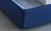 RIPOSO UNICO Letto tessile dalla forma Unico è il letto dal design elegante con testata particolarmente lineare
