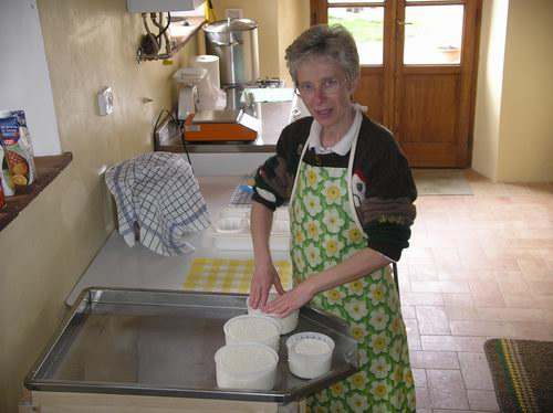 FORMAGGI & CO FAI DA TE Vuoi imparare a fare il formaggio come lo facevano i nostri nonni e assaporare la gioia di prepararti da solo un cibo così ricco e genuino?