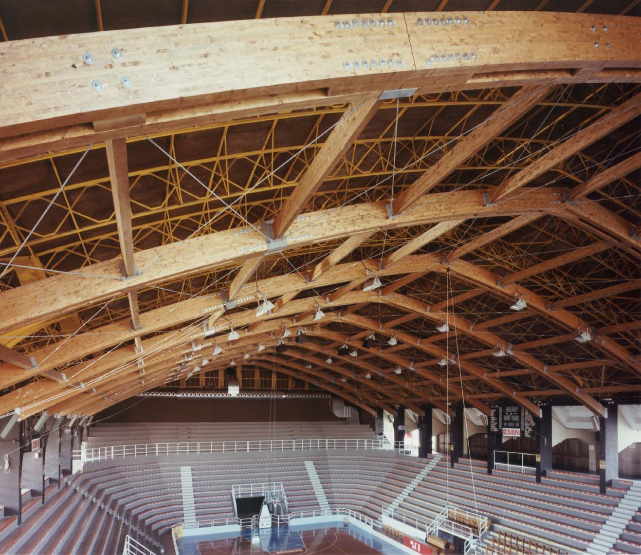 Le arcate in legno di 36 metri hanno una duplice funzione: consolidamento strutturale degli archi reticolari