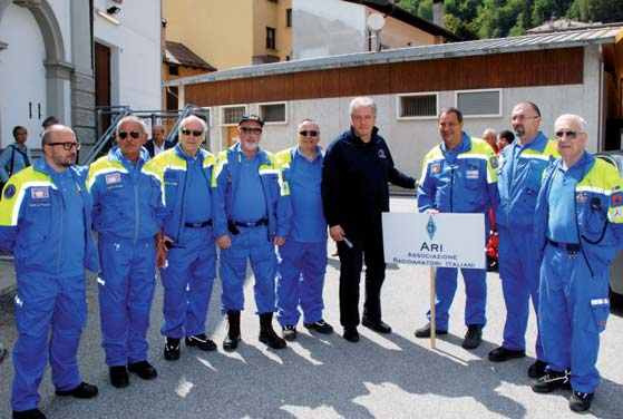 COMMEMORAZIONI Guglielmo Berlasso, appassionato ed esperto radioamatore, con alcuni volontari dell ARI (foto di Tiziano Rossi) mettano