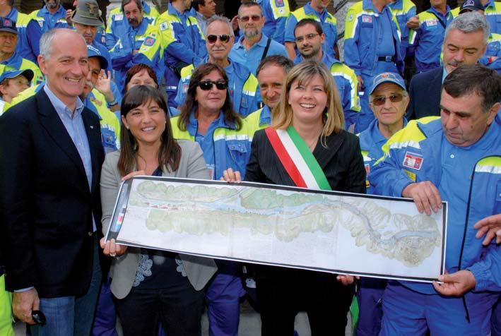 COMMEMORAZIONI Gabrielli, Serracchiani, De Monte, Panontin e i volontari con la stampa di una antica mappa della Valcanale 28 sempre in grado di mettersi a disposizione nelle emergenze che colpiscono