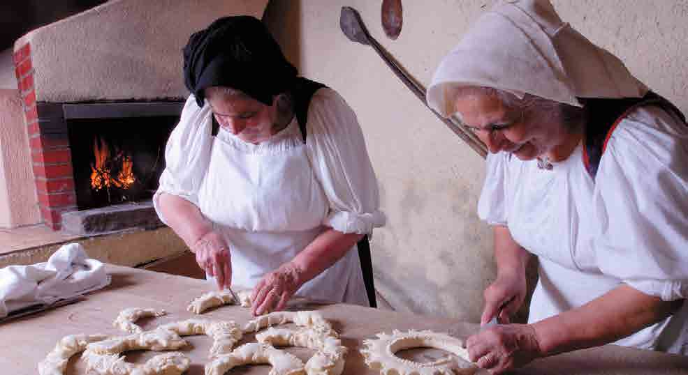 Tour at the Bell Tower and the parish church of San Bartolomeo Apostolo. Exhibition of vintage yarns and embroideries (special making of ancient Meana attires).