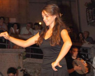 Venerdì 27 (ore 10-12 e 15-17) Danza La tammurriata con Hiram Salsano La tammurriata è un antico ballo contadino diffuso in Campania, riconducibile alla tradizione musicale e coreutica della