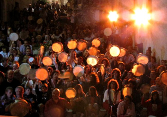 Al termine del percorso il corteo musicale raggiunge piazza S. Lucia dove, sul ritmo del tamburo, è possibile suonare e ballare fino a notte tarda.