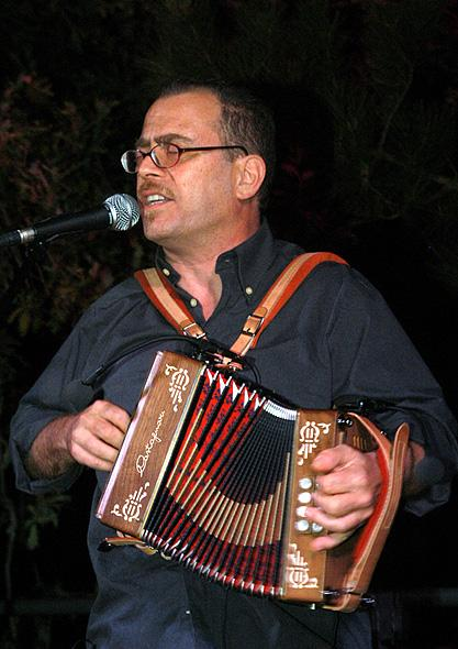 brani musicali esemplificativi, per strumenti a 8 e a 4 bassi: Vari tipi di tarantella su due accordi, Tarantella montemaranese, una tarantella di Mario Salvi.