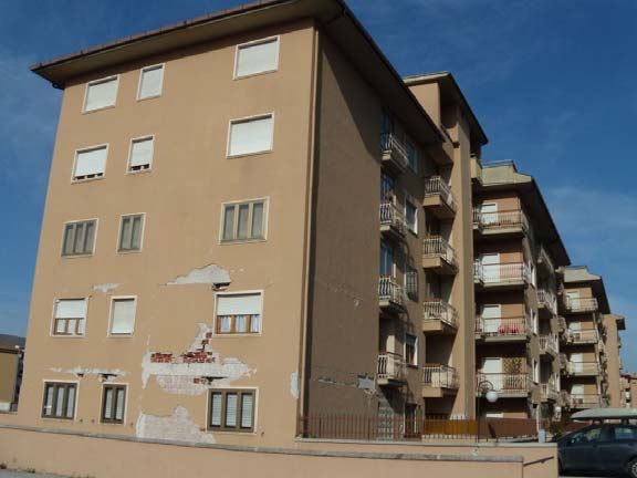 3. ISOLAMENTO SISIMICO SU FABBRICATI ESISTENTI INSERIMENTO MEDIANTE SOLLEVAMENTO INTERVENTO L edificio, è costituito da 3 corpi di fabbrica (giuntati) realizzati alla fine degli anni