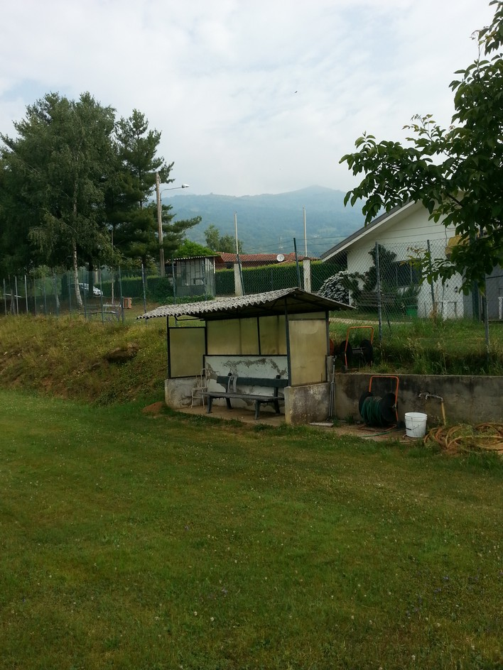 Il campo per il gioco del calcio è attualmente dotato di due vecchie strutture a copertura delle panchine allenatori.