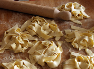 A scuola di pasta fresca Oggi mani in pasta! Preparo un taglio di pasta fresca che fa parte della mia tradizione calabrese: le lagane.