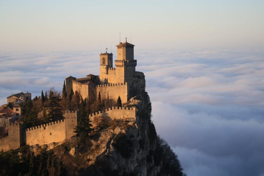 ore 12,00 - Trasferimento nella vicina Repubblica di San Marino per un rapido sguardo al Monte Titano e all insediamento urbanistico.